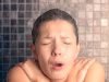 7 benefícios surpreendentes do banho frio e como tomá-lo