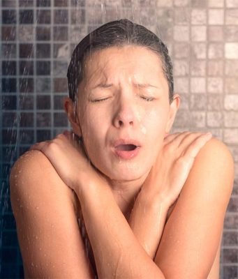 7 benefícios surpreendentes do banho frio e como tomá-lo
